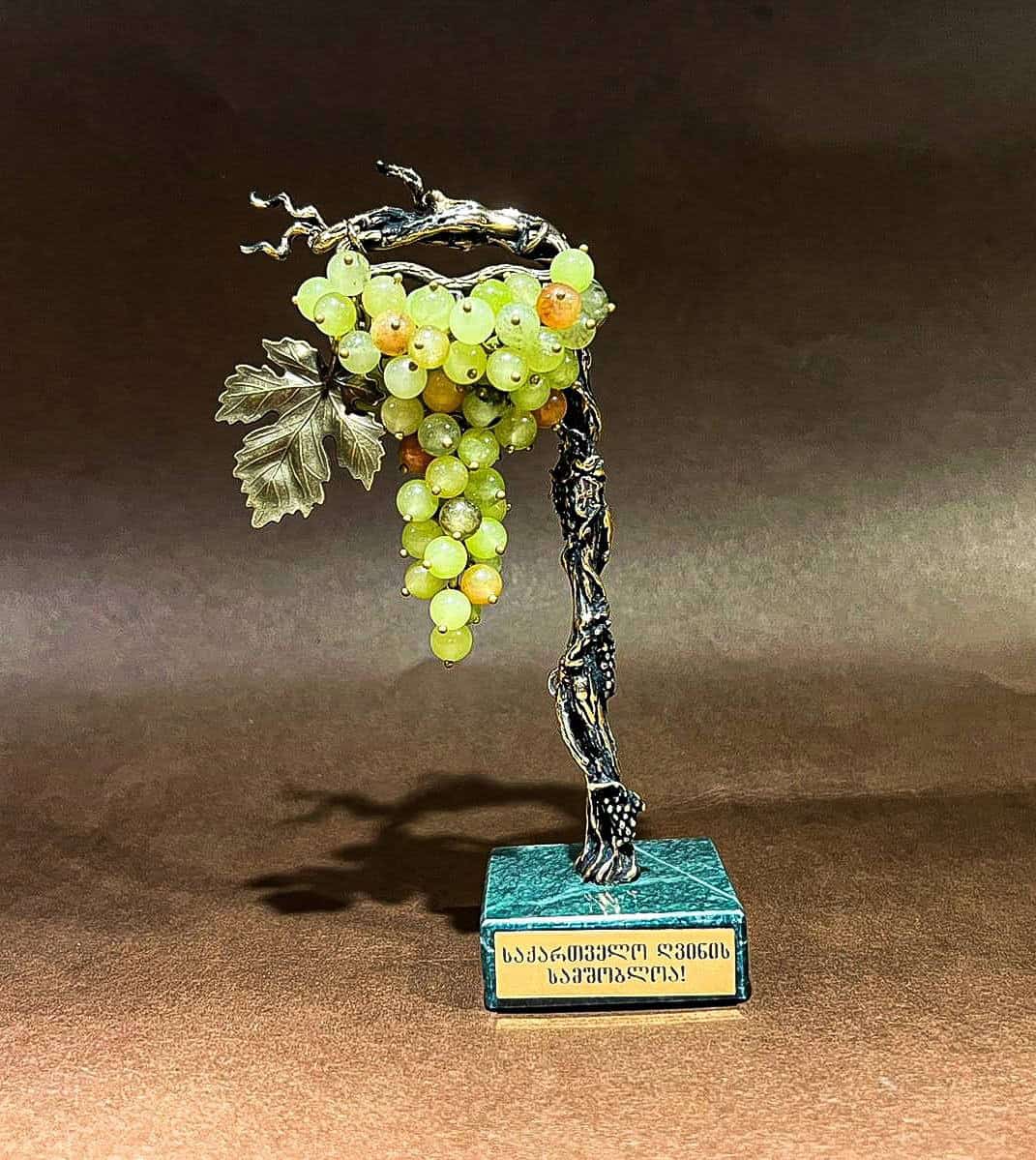 ბრინჯაოს სუვენირი "ვაზი და ყურძნის მტევანი მწვანე"